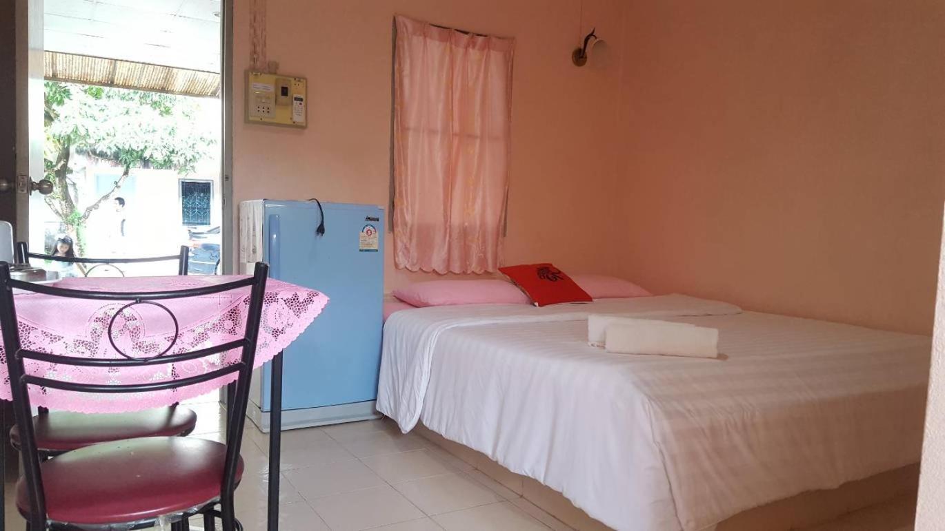 Montra Guesthouse Ранонг Екстер'єр фото