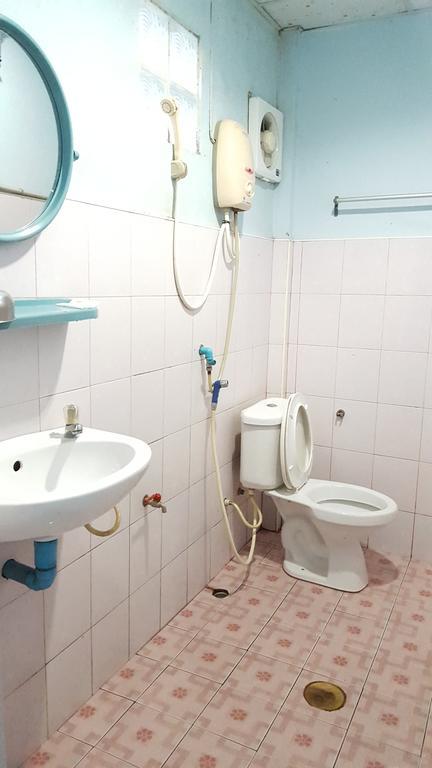 Montra Guesthouse Ранонг Екстер'єр фото